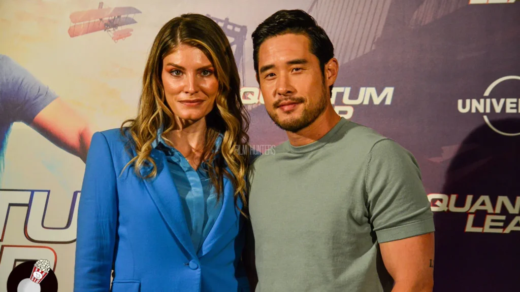 Caitlin Basset y Raymond Lee en el Photocall de Quantum Leap, por FIlm Hunters