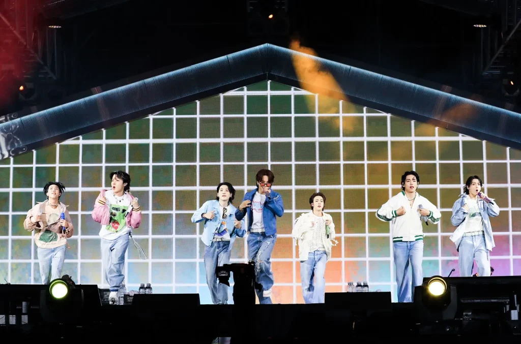Mejores estrenos noviembre 2023 plataformas: BTS Yet to come, en Amazon Prime Video. Fotografía de la banda cantando y bailando en el concierto.