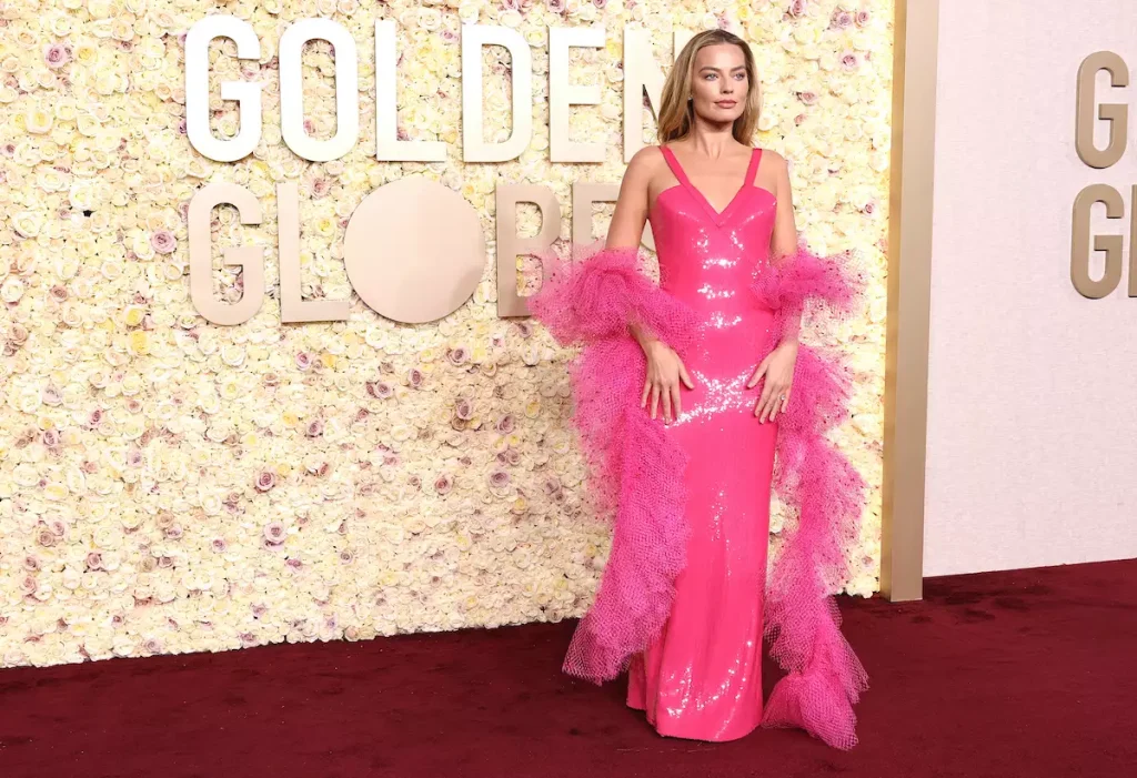 Ganadores Globos de Oro 2024: Margot Robbie vestida de rosa.