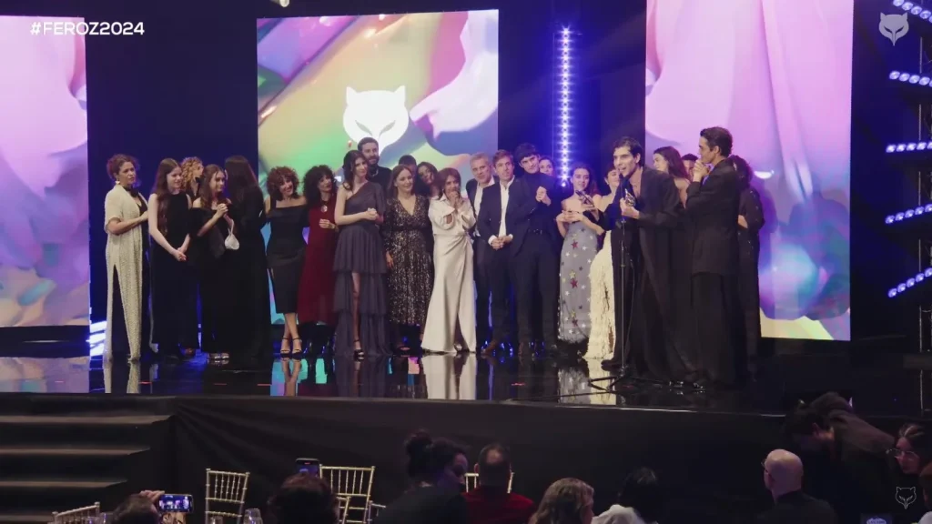 Ganadores premios Feroz 2024: el equipo de La Mesías, ganadora de todas las categorías en las que estaba nominada.