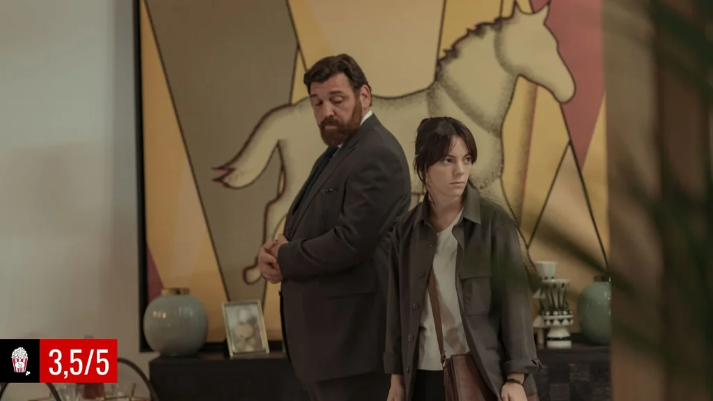 Crítica de Reina Roja. En la fotografía, los protagonistas de la serie: Jon Gutiérrez y Antonia Scott. La nota de la serie es 3,5 sobre 5.