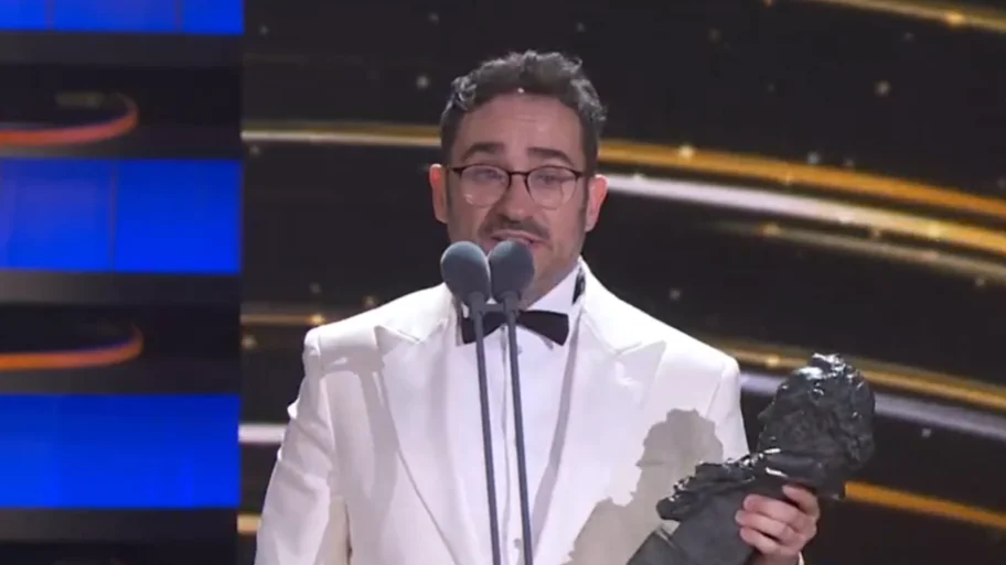 Ganadores premios Goya 2024: J. A. Bayona recibiendo el Goya a Mejor director.