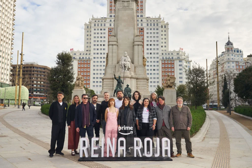 Imagen del Photocall previo a la rueda de prensa de Reina Roja, en Plaza de España, frente a la estatua de Cervantes. En la fotografía se encuentra el equipo de Reina Roja.