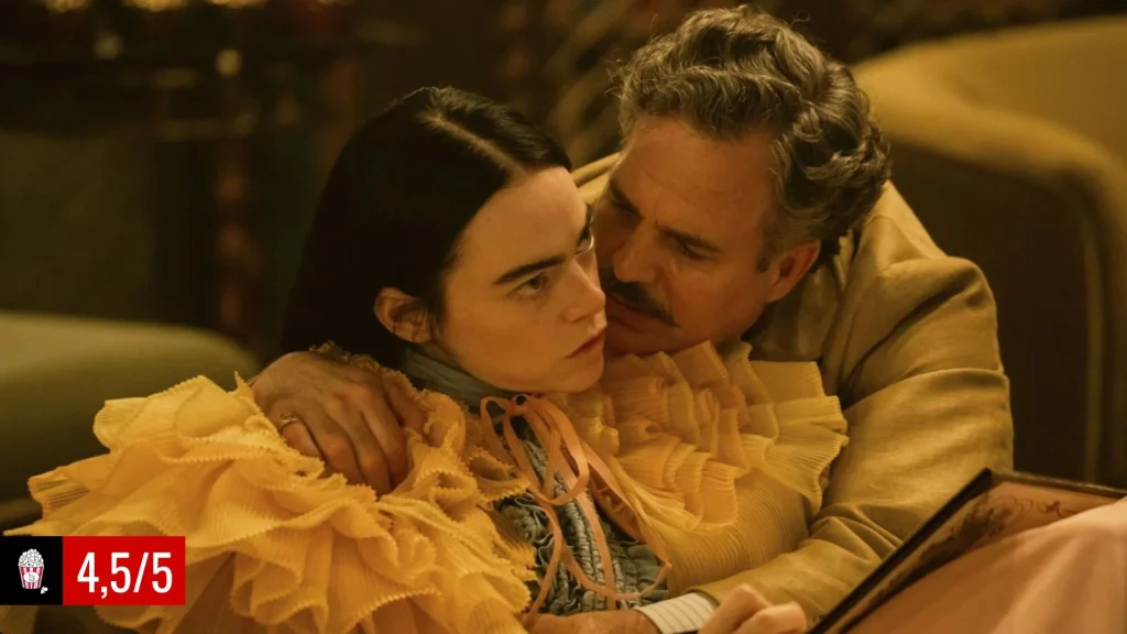 Crítica de Pobres Criaturas con nota: un 4,5 sobre 5. En la imagen, Emma Stone mira al infinito, incómoda, mientras Mark Ruffalo la abraza.