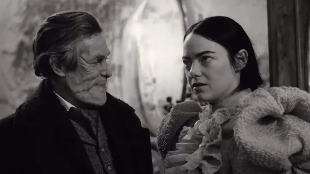 mejores estrenos marzo 2024 plataformas: Pobres criaturas. En la imagen, Willem Dafoe con una cicatriz que le ocupa media cara, desfigurada, y Emma Stone. La imagen está en blanco y negro.