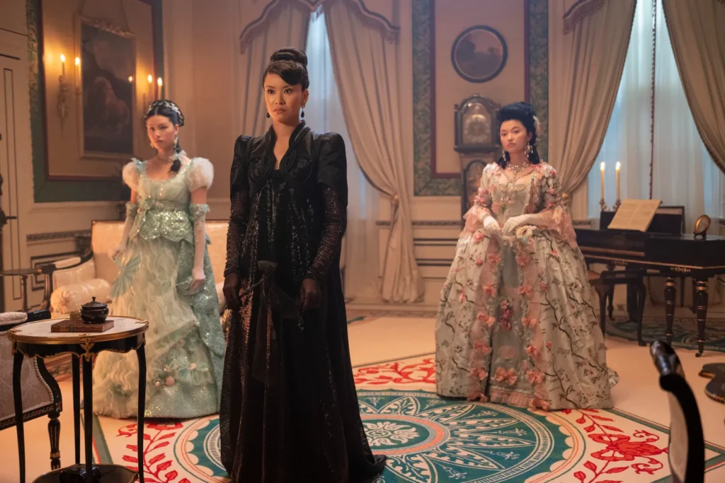 Sophie y Benedict Bridgerton en el baile de máscaras de la temporada 4 de Los Bridgerton, de la que os hablamos en esta crítica.
