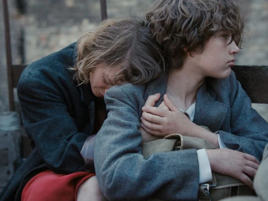 La relación entre Mariana y Hugo.